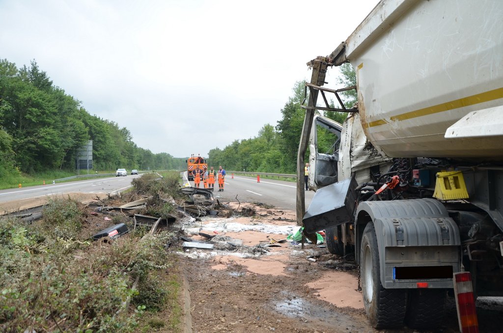 LKW umgestuerzt A 1 Rich Saarbruecken P247.JPG